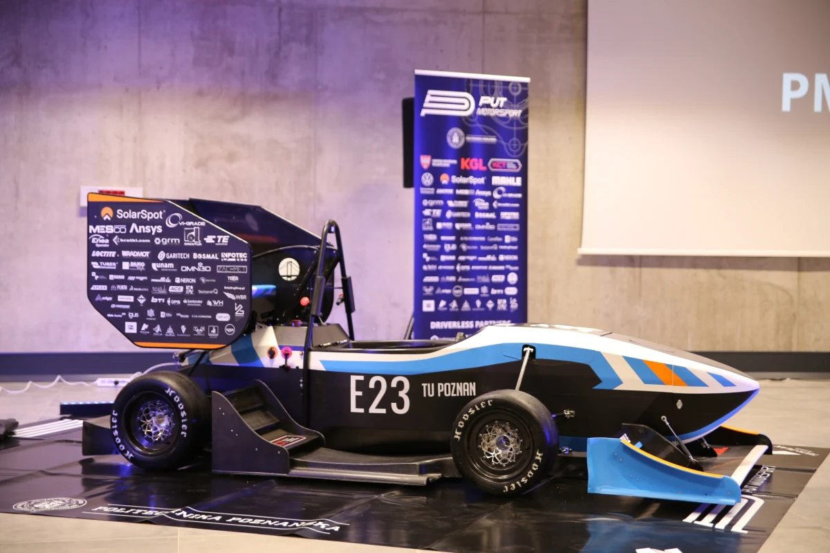 Studenci Politechniki Poznańskiej zaprezentowali dziś wyjątkowy pojazd, niemal identyczny jak te, które znamy z wyścigów Formuły 1. Bolid ze stolicy Wielkopolski jest nieco krótszy i mniejszy, ale zasadnicza różnica jest taka, że napędza go silnik elektryczny. Taki napęd nie przeszkadza mu jednak w mistrzowskich osiągach. Od zera do setki rozpędza się w... mniej niż trzy sekundy! 