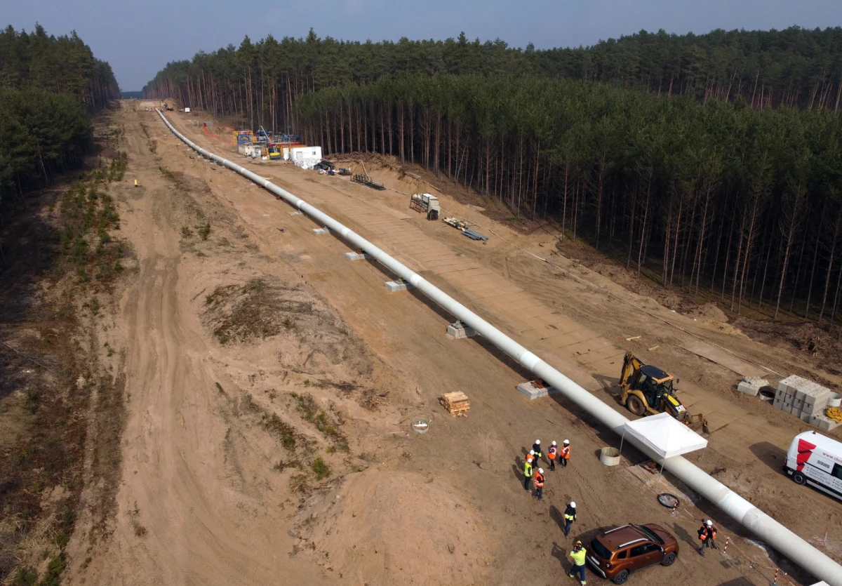 Podmorska część gazociągu Baltic Pipe dotarła na ląd w Polsce - poinformował operator systemu przesyłowego gazu Gaz-System. Gazociąg był przeciągany tunelem ze statku do układania rur Castoro Sei. 