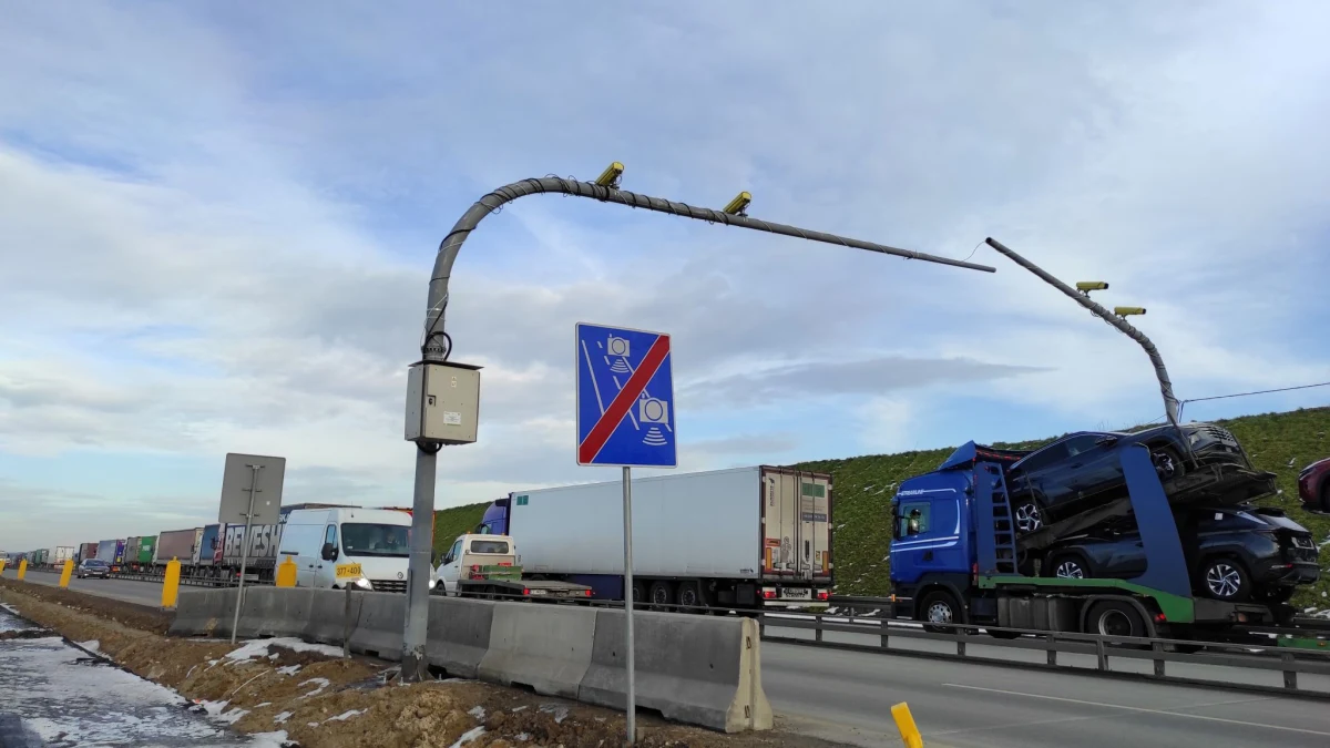 Dziś na ostatnim odcinku budowanej autostrady A1 w woj. łódzkim rozpoczęły się prace związane z przejściem na układu ruchu 2+2, czyli po dwa pasy ruchu w każdym kierunku. Nowa organizacja ruchu zostanie wprowadzona na odcinku między Piotrkowem Trybunalskim i Kamieńskiem.