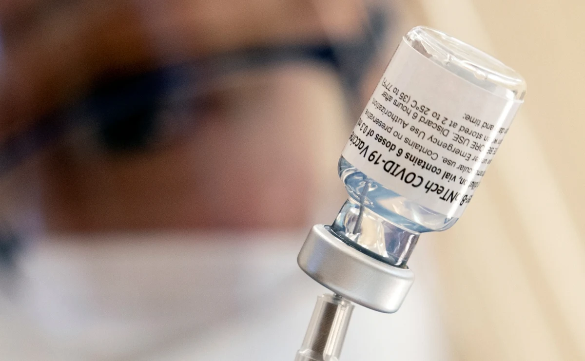 Sens podawania przypominającej dawki szczepionki jest wątpliwy - taki jest główny wniosek z publikacji grupy naukowców na łamach prestiżowego czasopisma "The Lancet". Efektem publikacji są znaczące spadki notowań giełdowych koncernów Moderna i Pfizer oraz niemieckiej firmy BioNTech.