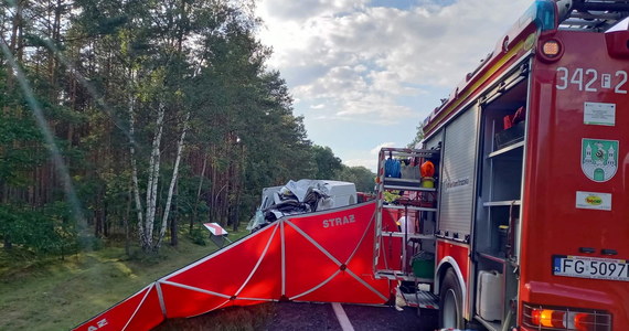 Jedna osoba zginęła, 23 trafiły do szpitali po zderzeniu ambulansu sanitarnego z autobusem PKS na drodze krajowej nr 32 koło Zielonej Góry w Lubuskiem. 