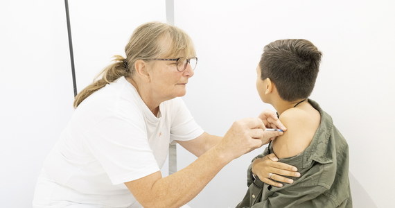 Dyrektorzy zebrali od rodziców ponad 48,3 tys. deklaracji o chęci szczepienia dziecka przeciwko Covid-19 w ramach akcji organizowanych przez szkoły. Chęć zaszczepienia się zgłosiło też blisko 1,5 tys. pracowników szkół, a także blisko 3,4 tys. członków rodzin uczniów - podało MEiN.
