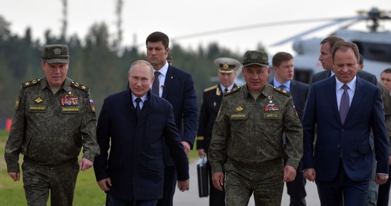 Prezydent Rosji Władimir Putin oglądał na poligonie Mulino w obwodzie niżnienowogrodzkim przebieg manewrów strategicznych Zapad-2021 - w tym zastosowanie robotów bojowych Uran-9 i Nerechta oraz najnowszego wozu bojowego piechoty B-19 z modułem Epocha.
