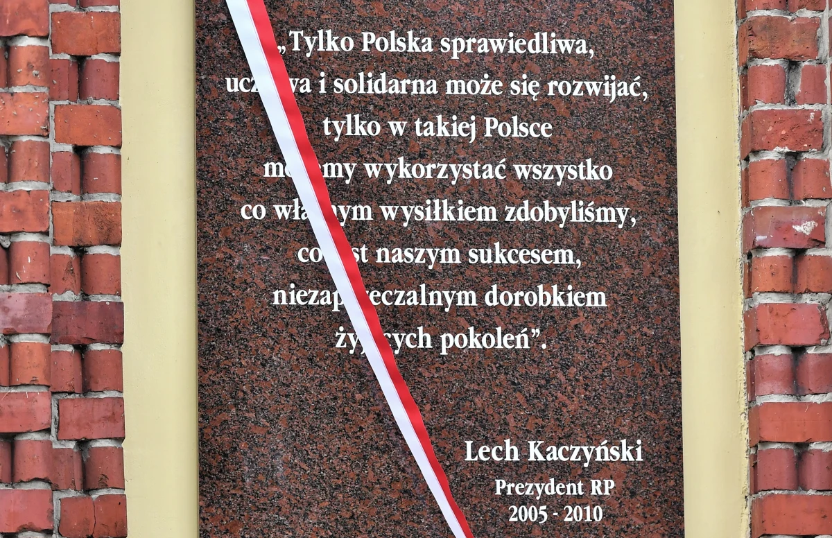 Policjanci wstępnie ustalili, kim jest osoba podejrzana o zniszczenie pamiątkowej tablicy poświęconej pamięci nieżyjącego prezydenta Polski Lecha Kaczyńskiego. Tablica została pomalowana farbą w połowie zeszłego tygodnia.