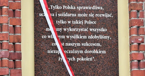 Policjanci wstępnie ustalili, kim jest osoba podejrzana o zniszczenie pamiątkowej tablicy poświęconej pamięci nieżyjącego prezydenta Polski Lecha Kaczyńskiego. Tablica została pomalowana farbą w połowie zeszłego tygodnia.