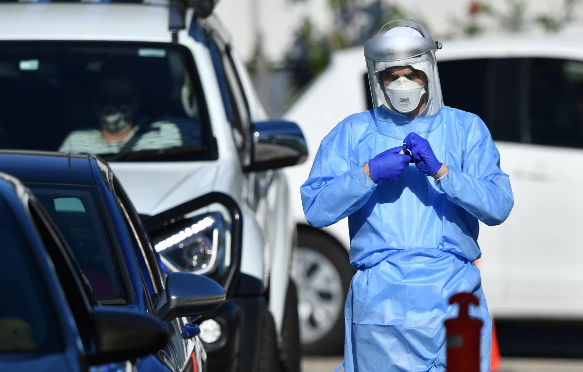 Lockdown stolicy Australii, Canberry, został przedłużony o kolejny miesiąc. To oznacza, że co najmniej do połowy października 400 tysięcy mieszkańców nie będzie mogło wyjść z domu. "To najbezpieczniejsze rozwiązanie. Pozwoli nam to na święta Bożego Narodzenia bez ryzyka" – przekonuje szef rządu terytorium stołecznego Andrew Barr.