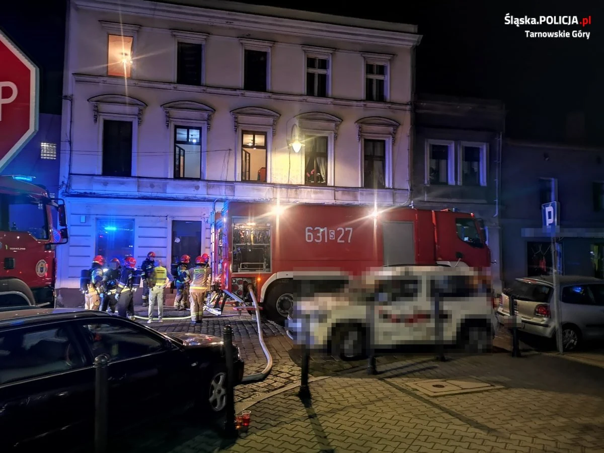 Policja z Tarnowskich Gór złapała seryjnego podpalacza. 22-latek podłożył ogień m.in. w dwóch kamienicach, z których łącznie ewakuowano 33 osoby, w tym 15 dzieci.