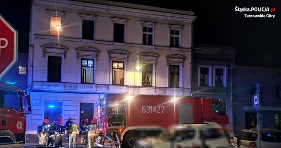 Policja z Tarnowskich Gór złapała seryjnego podpalacza. 22-latek podłożył ogień m.in. w dwóch kamienicach, z których łącznie ewakuowano 33 osoby, w tym 15 dzieci.