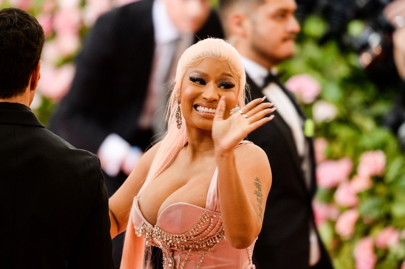 Coroczna MET Gala to święto mody. Dla celebrytów i muzyków to też okazja, by zabłysnąć dziwnymi kreacjami. Nicki Minaj co roku zaskakiwała swoim strojem, a w tym roku była... wielką nieobecną gali. Okazało się, że raperka odmówiła szczepienia, które było obowiązkowe dla uczestników. 