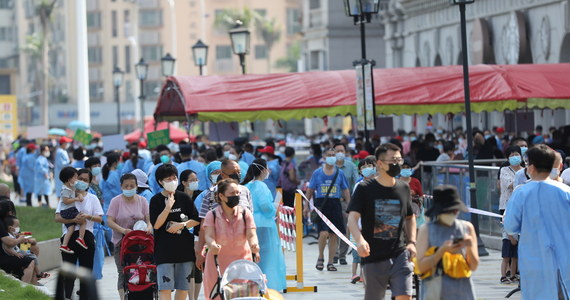 Nowa seria infekcji koronawirusem w chińskiej prowincji Fujian stawia pod znakiem zapytania skuteczność 21-dniowej kwarantanny. Pierwszą osobą zakażoną był mężczyzna, u którego wirus wykryto po kwarantannie i 38 dni po powrocie z zagranicy - podaje CNN.
