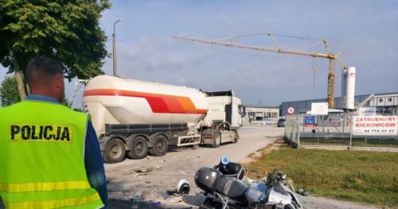 Trwa badanie okoliczności i przyczyn poważnego wypadku w Kozeninie w pobliżu Opoczna w południowo-wschodniej części woj. łódzkiego. Ciężarówka zderzyła się tam z policyjnym motocyklem. Ranny został funkcjonariusz opoczyńskiej drogówki.