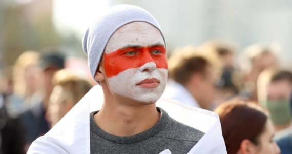 Nie było żadnych podstaw do zastosowania wobec zatrzymanego obywatela Białorusi tymczasowego aresztu. Tak prokuratura okręgowa tłumaczy okoliczności przesłuchania zatrzymanego przez policję opozycjonisty, ściganego na wniosek reżimu Łukaszenki czerwoną notą Interpolu. Mińsk poszukuje 27-latka za niezatrzymanie samochodu na polecenie milicji i potrącenie interweniujących funkcjonariuszy podczas protestów przeciwko sfałszowaniu wyników wyborów na Białorusi.