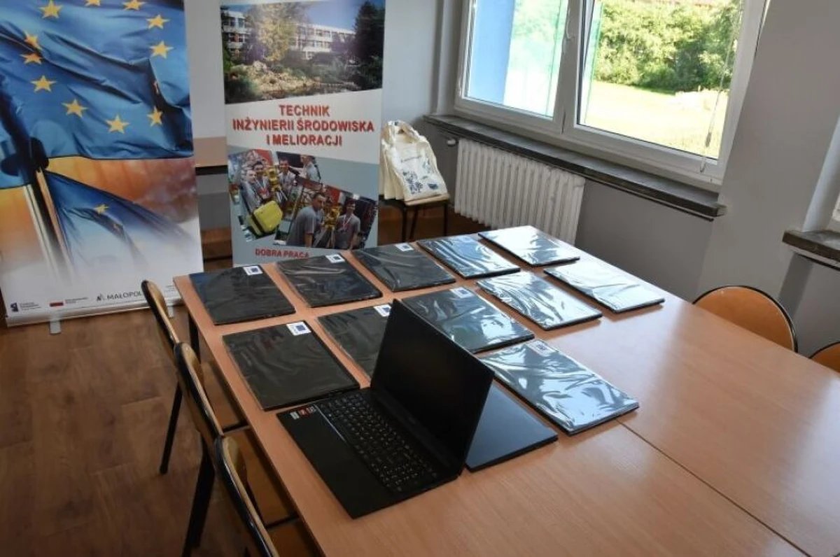 269 laptopów dla uczniów i nauczycieli krakowskich szkół branżowych i o profilu technicznym zakupiło Miejskie Centrum Obsługi Oświaty. Komputery, warte ok. 730 tys. zł, posłużą do realizacji zajęć, szkoleń i egzaminów zdalnych.