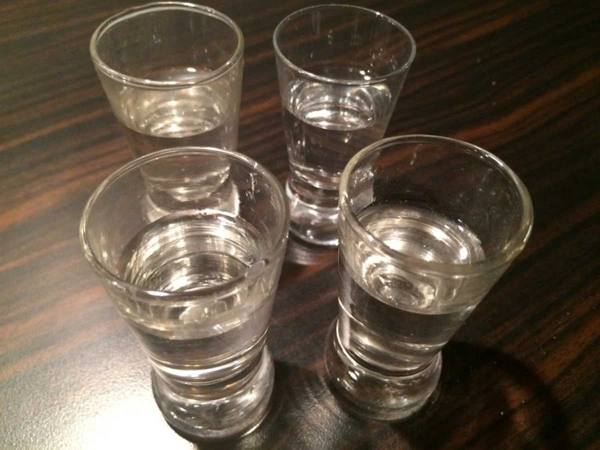 Służby wyjaśniają przyczyny tajemniczej śmierci 28-latka w Szostakach na Podlasiu. Mężczyzna zmarł na oddziale intensywnej terapii, gdzie trafił po libacji alkoholowej. Badania wykazały, że miał on aż 6,6 promila alkoholu w organizmie. 