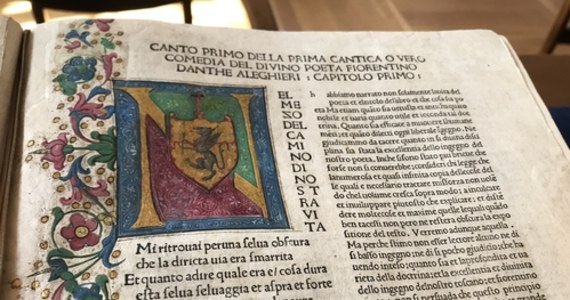 Dokładnie dziś przypada 700. rocznica śmierci włoskiego poety Dantego Alighieri. Z tej okazji wrocławskie Ossolineum zaprezentowało - bardzo rzadko pokazywane - pierwsze, ilustrowane wydanie jego poematu "Boska komedia". W 1481 roku wydał je we Florencji Nicolaus Laurentii - drukarz pochodzący z Wrocławia.