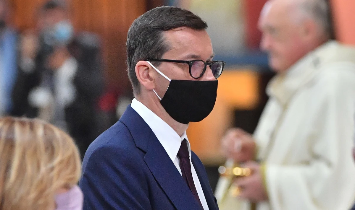 ​PiS chce w ekspresowym tempie przeprowadzić prace nad Polskim Ładem, naruszając tym samym procedury parlamentarne. "Ustawy Polskiego Ładu zostaną wprowadzone na rozpoczynającym się jutro trzydniowym posiedzeniu Sejmu, natomiast Prezydium Sejmu rozstrzygnie, ile ich będzie, bo ten trzydniowy program Izby jest bardzo napięty" - powiedział wicemarszałek i szef klubu PiS Ryszard Terlecki. PiS poszukuje w Sejmie głosów, które poprą Polski Ład. 