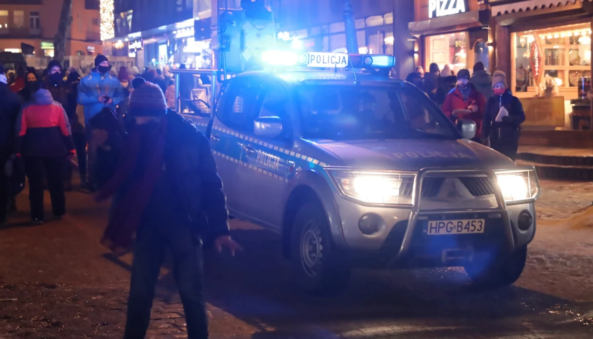 ​Nie żyje 25-latek, który został pobity w weekend na zakopiańskich Krupówkach. Sprawców napaści wciąż szuka policja.