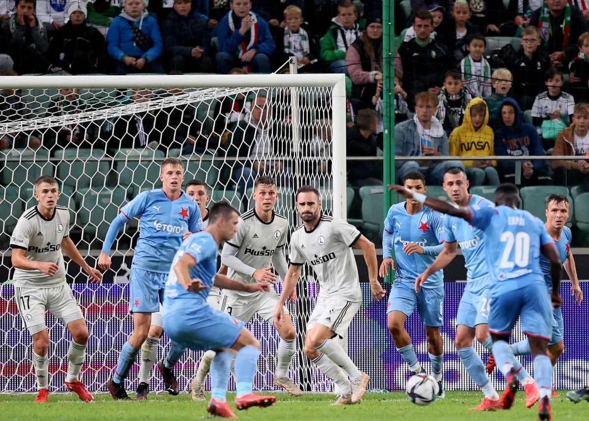 Liga Europy w 2009 roku zastąpiła Puchar UEFA. Po raz 12. rozpoczyna się faza grupowa tych rozgrywek. Tym razem po raz pierwszy zamiast 48 drużyn zagrają w niej 32 zespoły. To siódmy sezon, w którym w jesienną część rozgrywek zaangażowany będzie polski zespół. W fazie grupowej po raz piąty w historii zagra Legia Warszawa.