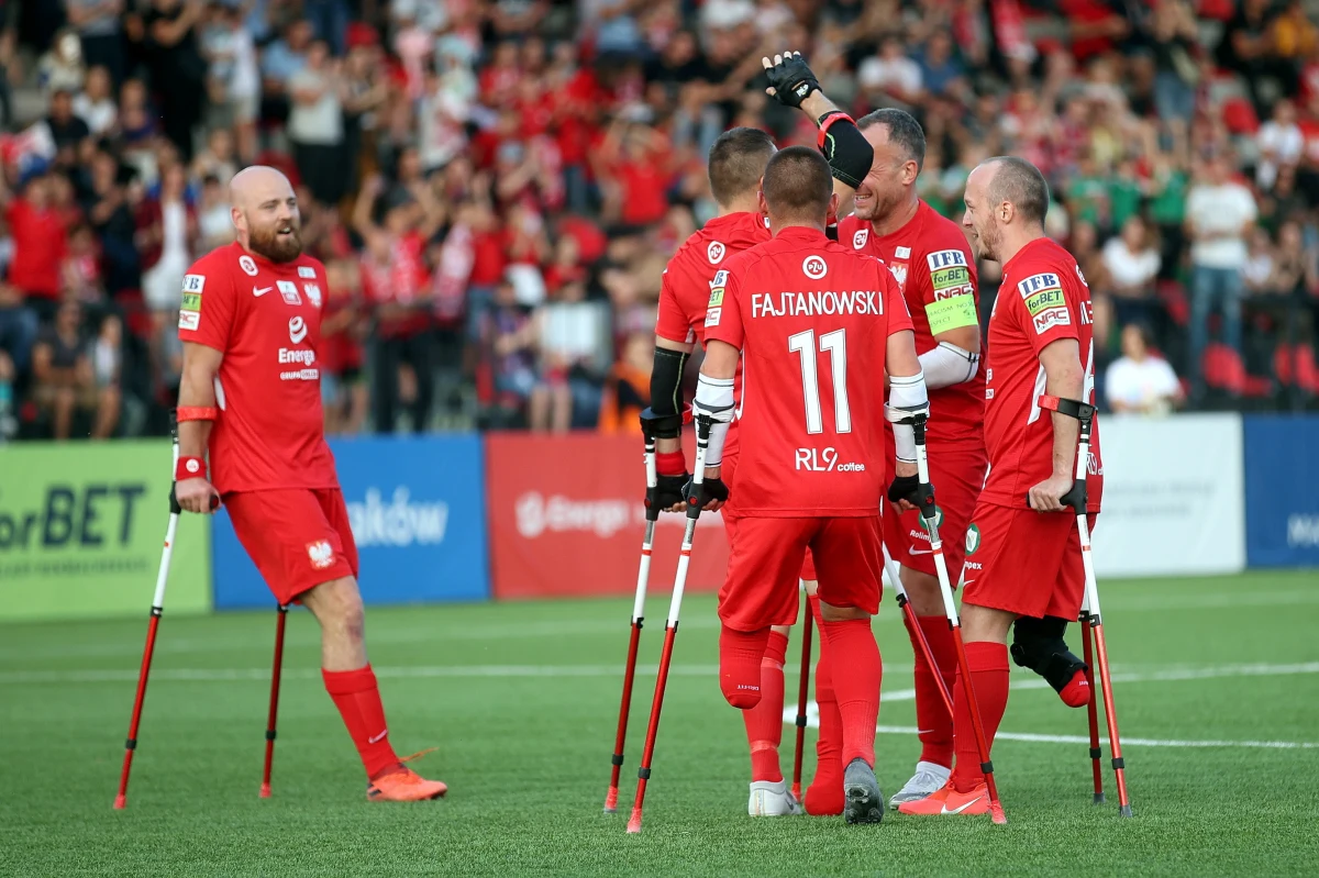 W swoim drugim meczu podczas rozgrywanych w Krakowie mistrzostw Europy w amp futbolu Polska pokonała Izrael 8:0 i zapewniła sobie awans do ćwierćfinału. Dla biało-czerwonych było to drugie zwycięstwo na tym turnieju; w niedzielę wygrali 3:0 z Ukrainą.