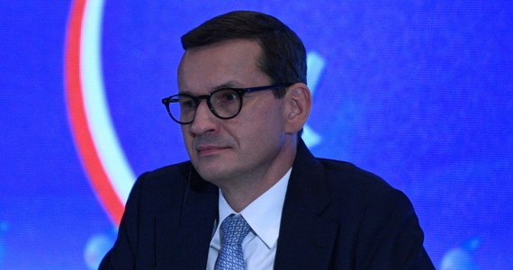 Parlament Europejski wzywa premiera Mateusza Morawieckiego, by nie kwestionował nadrzędności prawa unijnego nad krajowym i wycofał swój wniosek w tej sprawie z Trybunału Konstytucyjnego. Jednocześnie eurodeputowani apelują, by Komisja Europejska i Rada UE zatwierdziły polski Krajowy Plan Odbudowy - co jest warunkiem przekazania naszemu krajowi 36 mld euro - "tylko wtedy, gdy zostanie ustalone, że polskie władze wdrożyły wszystkie orzeczenia TSUE". Dziennikarka RMF FM w Brukseli Katarzyna Szymańska-Borginon zdobyła projekt rezolucji europarlamentu o "wolności mediów i dalszym pogarszaniu się sytuacji praworządności w Polsce", który poddany zostanie pod głosowanie jutro. Ponieważ tekst został przygotowany przez eurodeputowanych pięciu największych, prodemokratycznych frakcji w PE, nie ma wątpliwości, że zostanie przyjęty. Debata w tej sprawie odbędzie się natomiast dzisiaj po południu.