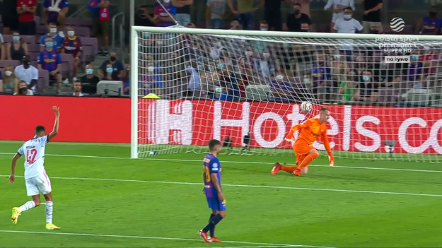 W meczu pierwszej kolejki fazy grupowej Ligi Mistrzów ekipa FC Barcelona podejmuje u siebie Bayern Monachium. Thomas Müller w 34 minucie trafia na 0-1 dla ekipy z Niemiec.