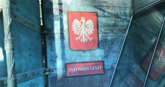 Sąd Najwyższy odrzucił skargę nadzwyczajną Prokuratora Generalnego od wyroku ws. dyskryminacji nauczycielki z Krapkowic zasądzającego odszkodowanie i przeprosiny pedagog. Spór kobiety z dyrekcją rozpoczął się po zdjęciu przez nią krzyża ze ściany w pokoju nauczycielskim.