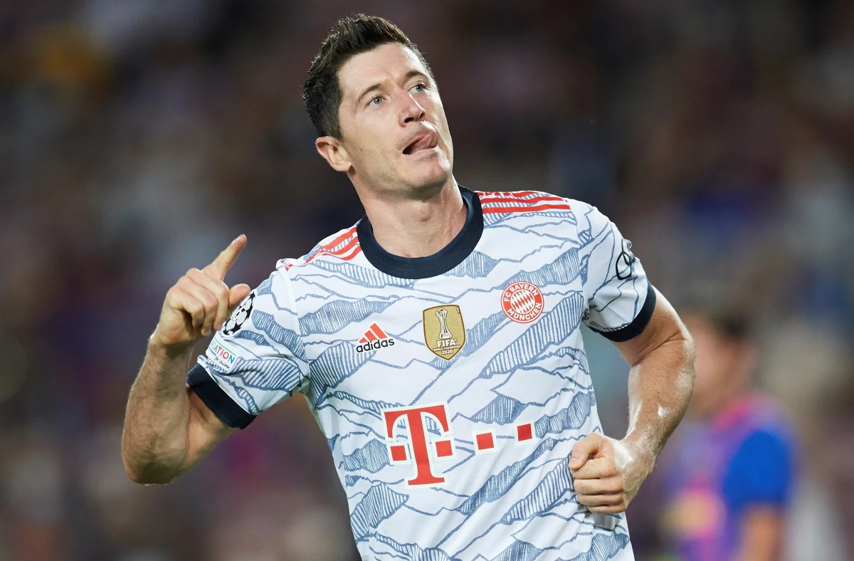 Robert Lewandowski zdobył dwie bramki, a jego Bayern Monachium pokonał na wyjeździe Barcelonę 3:0 w meczu 1. kolejki piłkarskiej Ligi Mistrzów. W drugim spotkaniu grupy E Dynamo Kijów, w składzie z Tomaszem Kędziorą, zremisowało u siebie z Benficą Lizbona 0:0.