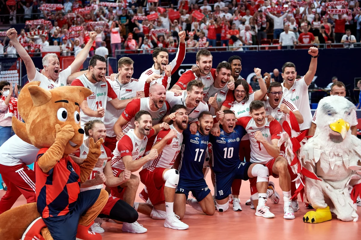 Fantastyczny mecz polskich siatkarzy. W Gdańsku w ćwierćfinale mistrzostw Europy pokonali Rosjan. Biało-czerwoni wygrali pierwszego seta 25:14. W drugim też pokonali Rosję - 26:24. Trzeci set podopieczni Vitala Heynena wygrali 25:19. Tym samym gładko awansowaliśmy do półfinału ME. 