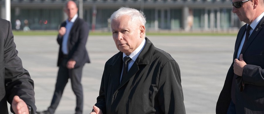 Lider Prawa i Sprawiedliwości Jarosław Kaczyński oświadczył w rozmowie z PAP, że nie jest planowana rekonstrukcja rządu. "Od razu mówię, że są ministrowie, którzy chcą odejść z rządu i choć przez dłuższy czas nie przychylaliśmy się do ich próśb to być może nadejdzie taki moment" - przyznał. Dodał, że sam nie planuje rezygnacji ze stanowiska wicepremiera. 