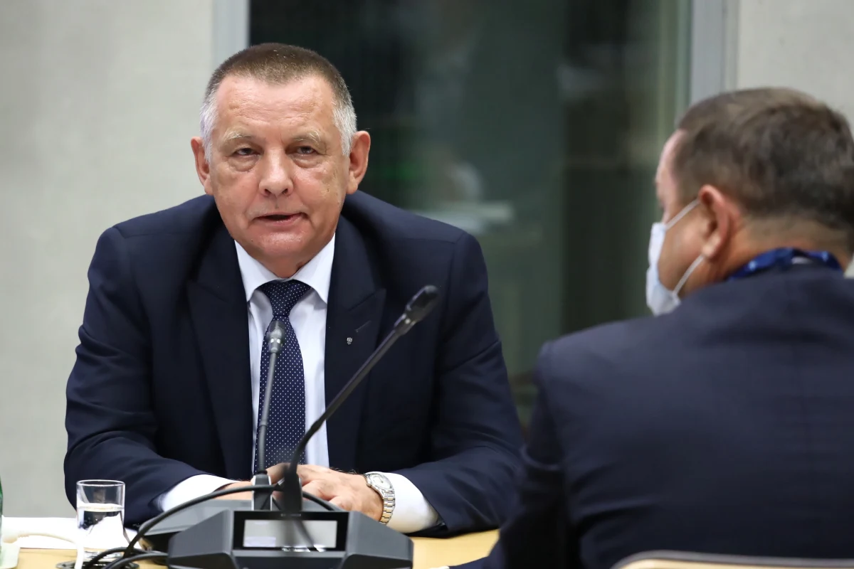 9 września Najwyższa Izba Kontroli otrzymała postanowienie prokuratury o odmowie wszczęcia śledztwa ws. zawiadomień dot. Poczty Polskiej i Polskiej Wytwórni Papierów Wartościowych, związanych z wyborami kopertowymi z 10 maja 2020 roku. Oba postanowienia będą zaskarżone – poinformował w Sejmie prezes Najwyższej Izby Kontroli Marian Banaś. Rządzący jego wystąpienia - w większości - nie wysłuchali: gdy Banaś rozpoczynał przemówienie, większość posłów PiS ostentacyjnie opuściła salę posiedzeń.