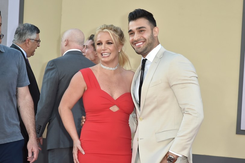 Jesienią 2021 r. roku zakończyła się kuratela, którą przez 13 lat sprawował nad Britney Spears jej ojciec. Wokalistka wielokrotnie oskarżała go o to, że przez te lata dopuścił się wielu nadużyć i trwonił jej wielomilionowego majątku. Prawnicy Jamiego Spearsa w odwecie wystosowali do sądu wniosek, w którym zażądali, by piosenkarka złożyła w tej sprawie zeznania. Ich wysiłki poszły jednak na marne. Sąd orzekł właśnie, że Księżniczka Popu nie musi zeznawać.