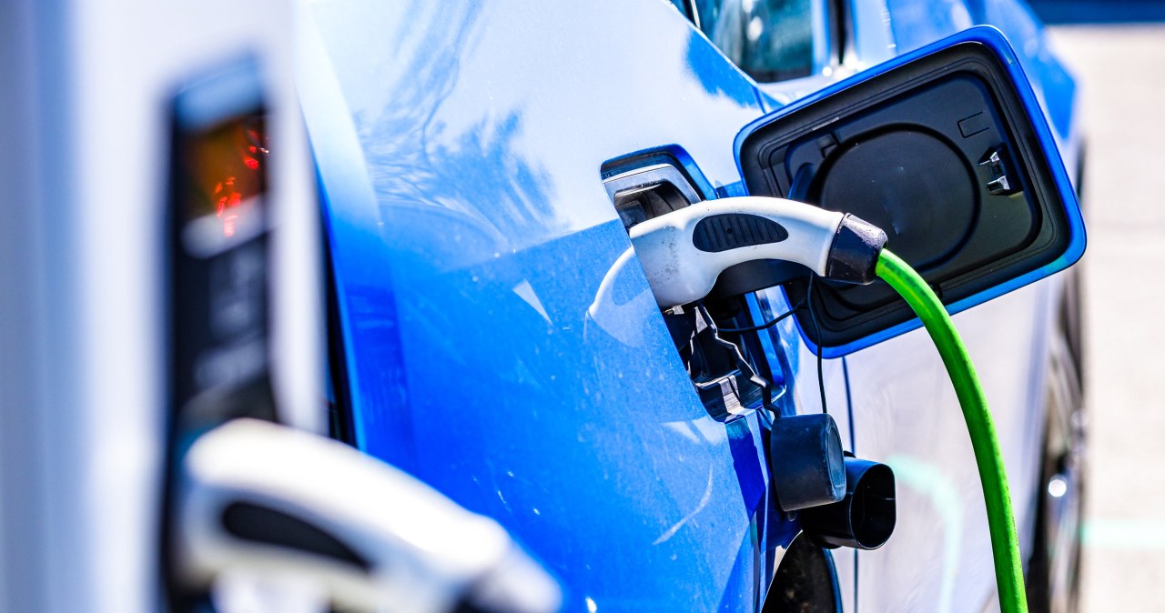 Kluczowy surowiec dla aut elektrycznych drożeje. Branża ma problem