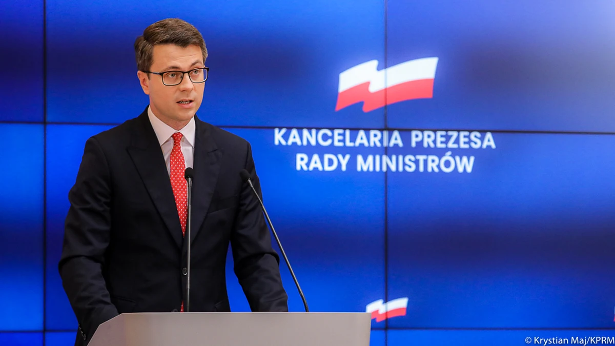 Gabinet Mateusza Morawieckiego cały czas prowadzi spór o praworządność z Komisją Europejską. Tymczasem ze strony polityków Zjednoczonej Prawicy pojawiają się krytyczne wobec wspólnoty komentarze. Jak przekonuje rzecznik rządu Piotr Müller, te wypowiedzi nie wpływają w żaden sposób na ten spór. „Ze zbyt ostrych opinii części posłów Zjednoczonej Prawicy nie należy wyciągać wniosków o ‘rzekomym wychodzenia Polski z UE’” – mówił. 