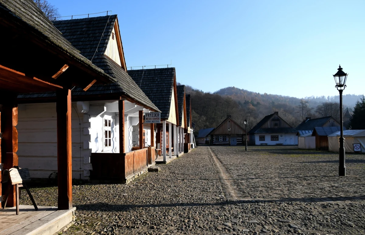 Rynek Galicyjski w Muzeum Budownictwa Ludowego w Sanoku (Podkarpackie) na początku października wzbogaci się o replikę XVIII-wiecznej synagogi z Połańca. Jej rekonstrukcja trwała siedem lat.