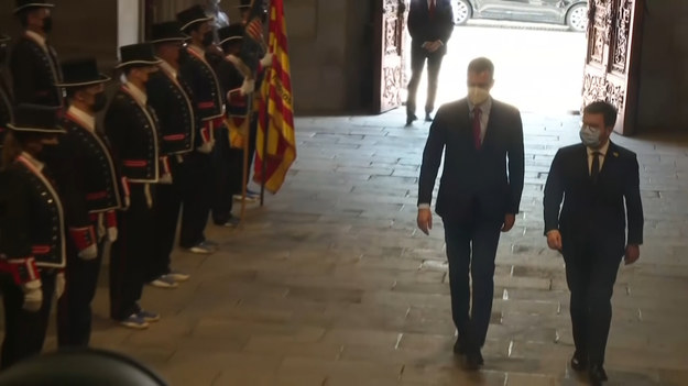 Premier Hiszpanii Pedro Sanchez spotkał się z prezydentem Katalonii Pere Aragonèsem, aby wznowić negocjacje między państwem i regionem. W październiku 2017 r. kataloński rząd regionalny przeprowadził referendum, które było zakazane przez Madryt. Następnie wydał krótkotrwałą deklarację niepodległości, wywołując w Hiszpanii największy kryzys polityczny od dziesięcioleci.