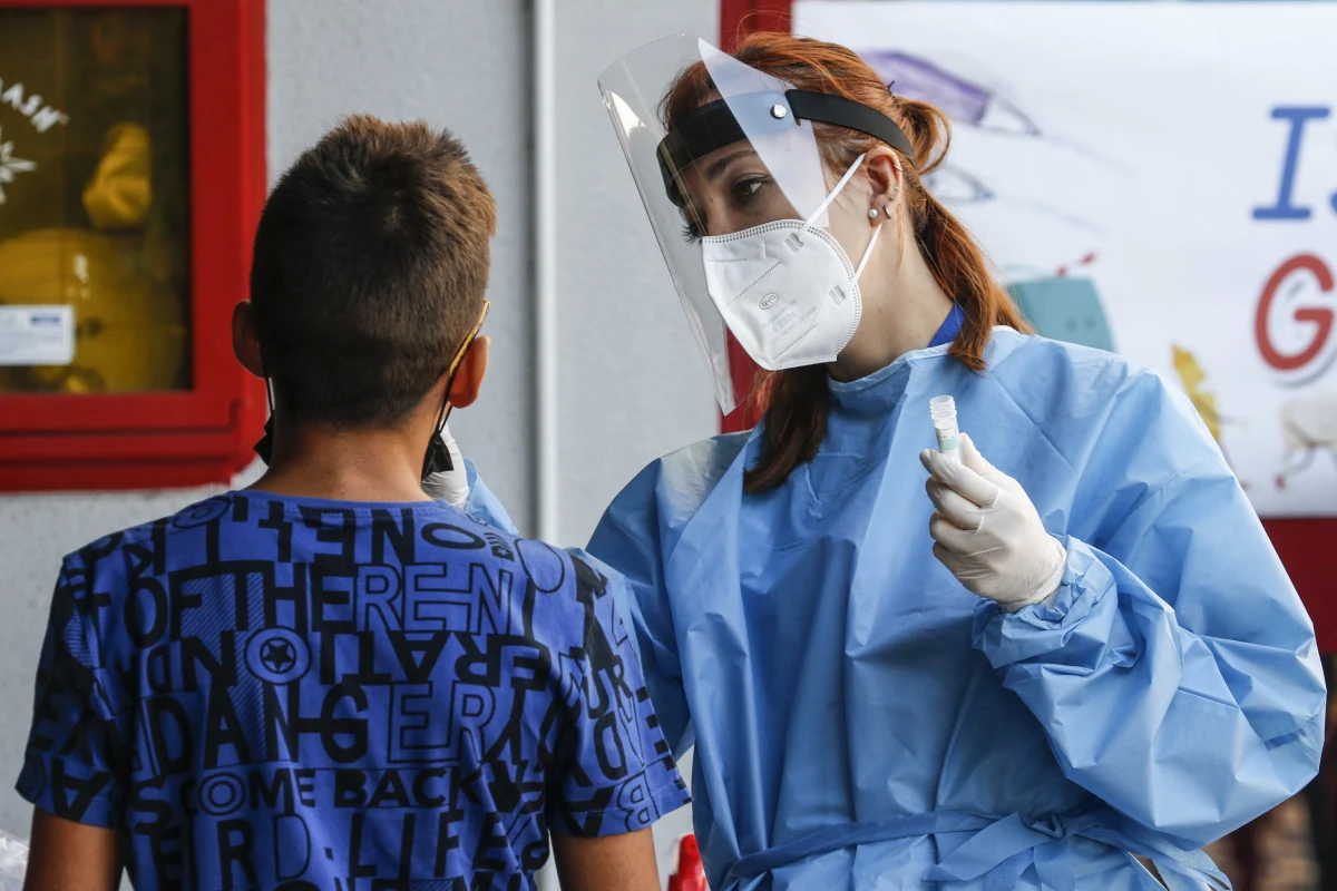 Mamy największy wskaźnik zakażeń w skali kraju: 0,68 na 10 tys. mieszkańców - powiedział wojewoda lubelski Lech Sprawka podczas telekonferencji prasowej. W Lublinie zebrał się dziś zespół zarządzania kryzysowego. Omawiano  działania, których celem ma być powstrzymanie rozwoju epidemii koronawirusa na Lubelszczyźnie. Służby mają przypominać o zasadach dystansu społecznego, a szkoły mają popularyzować akcję szczepień.