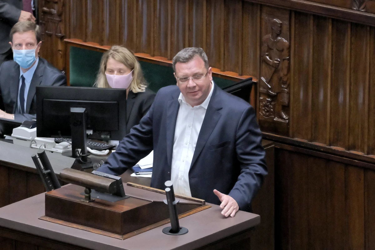 Pracownicy budżetówki padają ofiarą "ideologii taniego państwa", a zasługują na godne płace - mówił w Sejmie poseł Lewicy Adrian Zandberg. Minister w KPRM Michał Wójcik podkreślał, że pretensje należy kierować do byłego premiera Donalda Tuska, bo rząd PiS daje podwyżki.