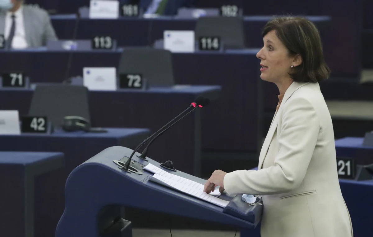 ​Podczas debaty w Strasburgu eurodeputowani największych frakcji Parlamentu Europejskiego zdecydowanie poparli ostatnie działania Komisji Europejskiej wobec Polski i wezwali do jeszcze większej surowości. Europosłowie PiS zarzucali z kolei kolegom z innych frakcji kłamstwo i przekonywali, że praworządność w Polsce nie jest łamana.