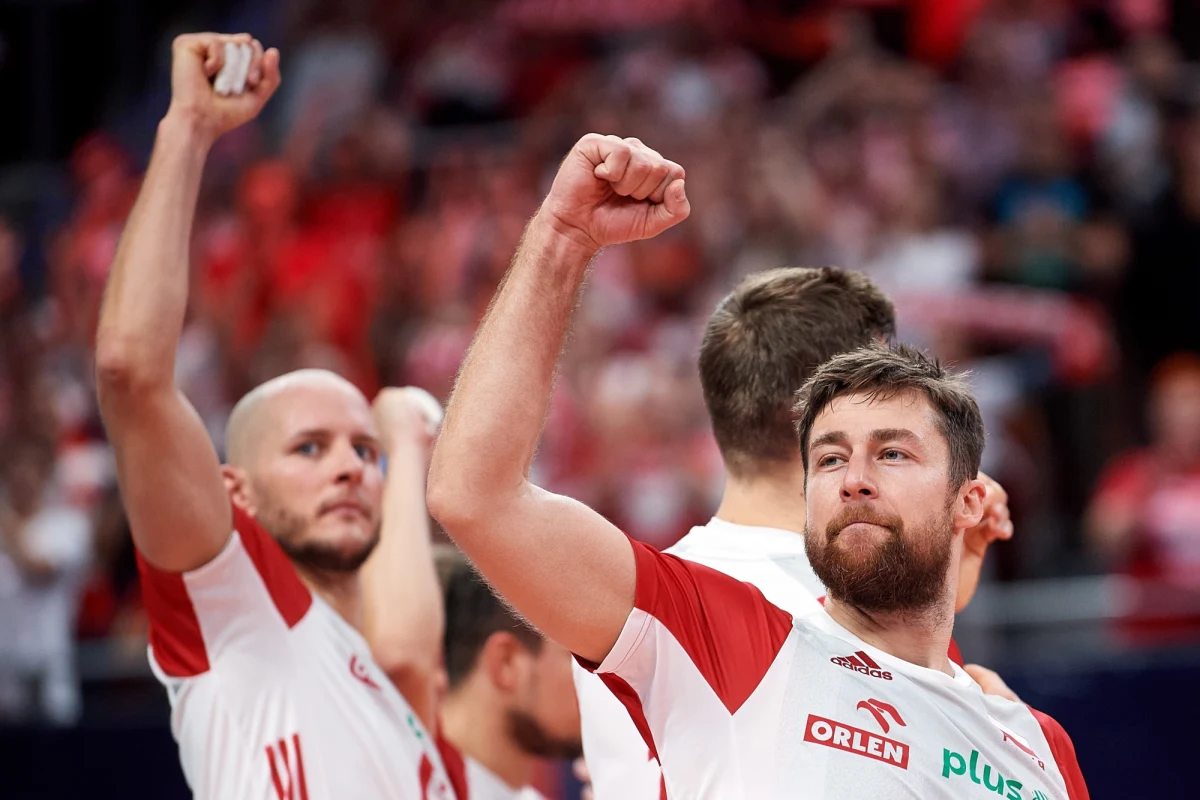 Słowenia wygrała w Ostrawie z Czechami 3:0 (25:21, 25:19, 27:25) i awansowała do półfinału mistrzostw Europy siatkarzy. Słoweńcy, srebrni medaliści poprzednich ME, będą kolejnymi rywalami Polaków. Biało-czerwoni we wtorek pokonali w Ergo Arenie Rosję 3:0.