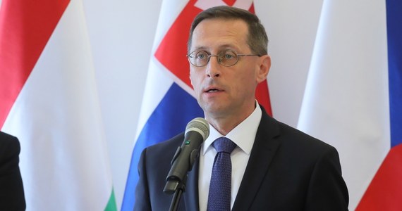 Węgry wypuściły obligacje dolarowe o wartości 4,25 mld dolarów oraz obligacje w euro o wartości miliarda euro - oznajmił minister finansów Węgier Mihaly Varga. Węgry tym samym zbierają pieniądze na własny fundusz odbudowy po pandemii koronawirusa. Komisja Europejska bowiem wciąż nie zatwierdziła węgierskiego krajowego planu odbudowy. 