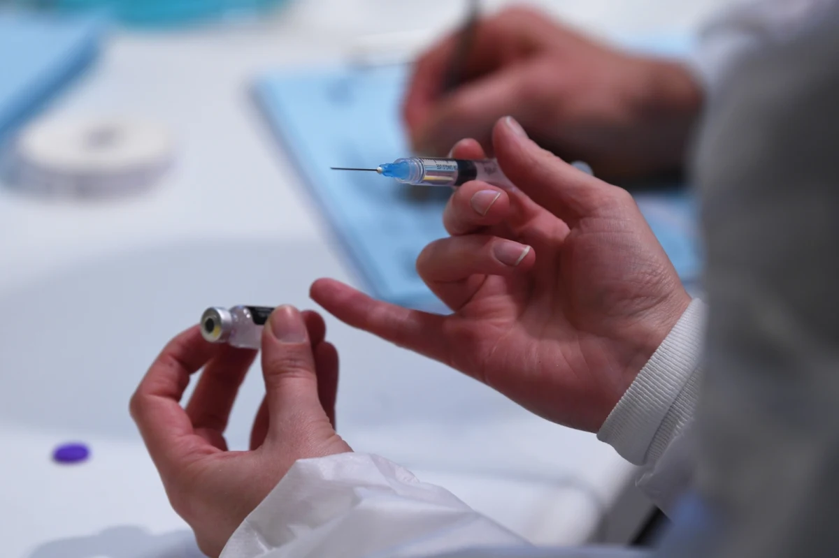 Z 92 do 108 w ciągu doby wzrosła liczba pacjentów z Covid-19 hospitalizowanych w małopolskich szpitalach. "To nie są dobre wieści. Szpitalne łóżka na oddziałach covidowych zaczynają się znowu błyskawicznie zapełniać" - napisał wieczorem wojewoda Łukasz Kmita.