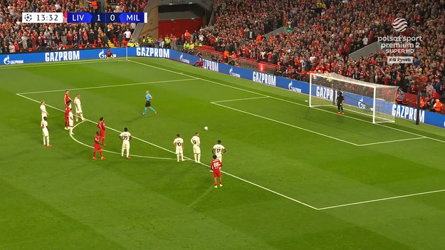  Liverpool FC - AC Milan: Po niespełna kwadransie meczu Liverpool FC - AC Milan Szymon Marciniak podyktował rzut karny dla Liverpoolu po zagraniu ręką jednego z piłkarzy Milanu. Do piłki podszedł Mohamed Salah, uderzył z całej siły, lecz jego strzał obronił Mike Maignan!