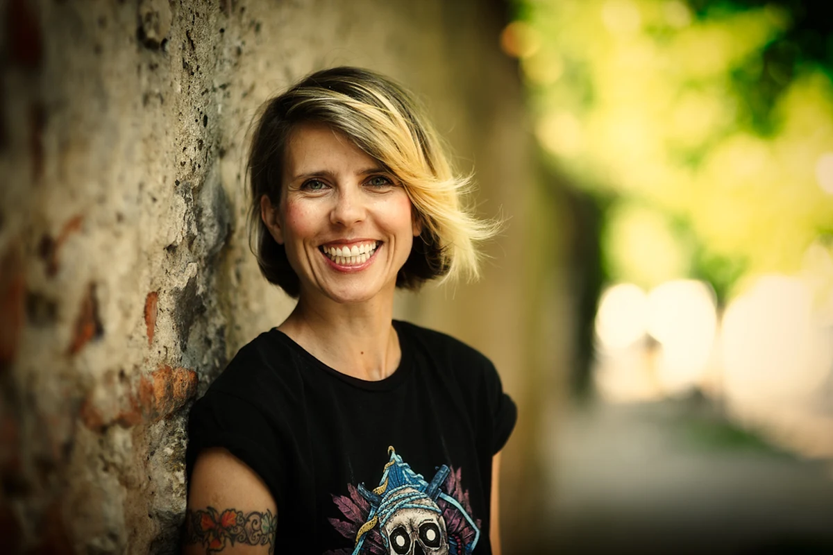 "List do patomorfologa"? Szokujący tytuł dla tomu poetyckiego? Prosektorium i wiersze? Wiwisekcja zmarłego ojca a operacja na żywym języku? Słowa zimne i ostre jak skalpel zamiast miękkiej uległości żałobnej rozpaczy? Matka odchodzi - jak w tytule głośnej książki Tadeusza Różewicza? Ale jakaż różnica tonu i stylu!