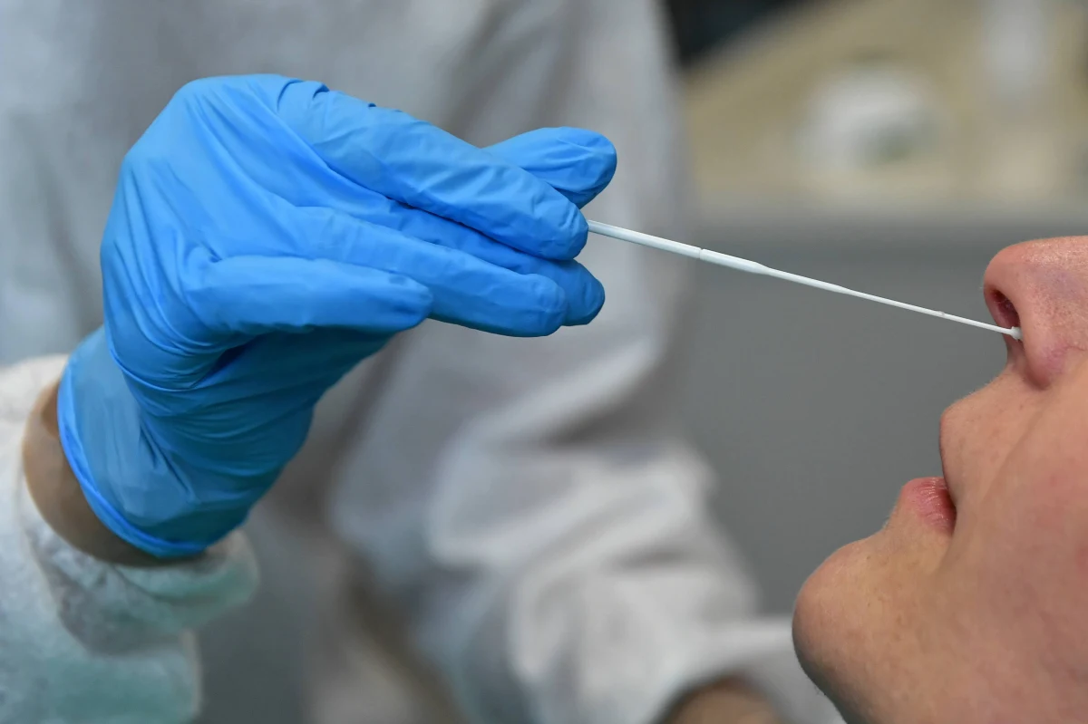 Mamy 722 nowe i potwierdzone przypadki zakażenia koronawirusem - przekazało dziś Ministerstwo Zdrowia. Tydzień temu, 9 września, resort informował o 510 zakażeniach, a dwa tygodnie temu, 2 września – o 390. Zmarło 10 osób z Covid-19.