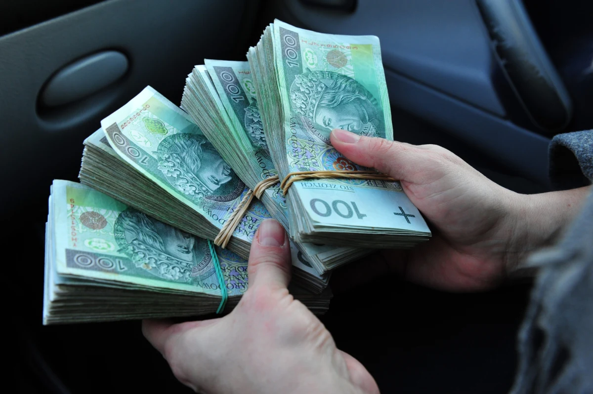 Nowe fakty ws. ujawnionych przez RMF FM nieprawidłowości w kasie kaliskiego zarządu Centralnego Biura Śledczego Policji. Ponad pół roku temu informowaliśmy, że tamtejsi funkcjonariusze nie mogą się doliczyć 150 tysięcy złotych - chodziło o gotówkę zabezpieczoną w mieszkaniu podejrzanego. Teraz dotarliśmy do osób, które twierdzą, że pieniądze mogły zostać po prostu skradzione przez samych policjantów, a w raporcie zapisano mniejszą kwotę.