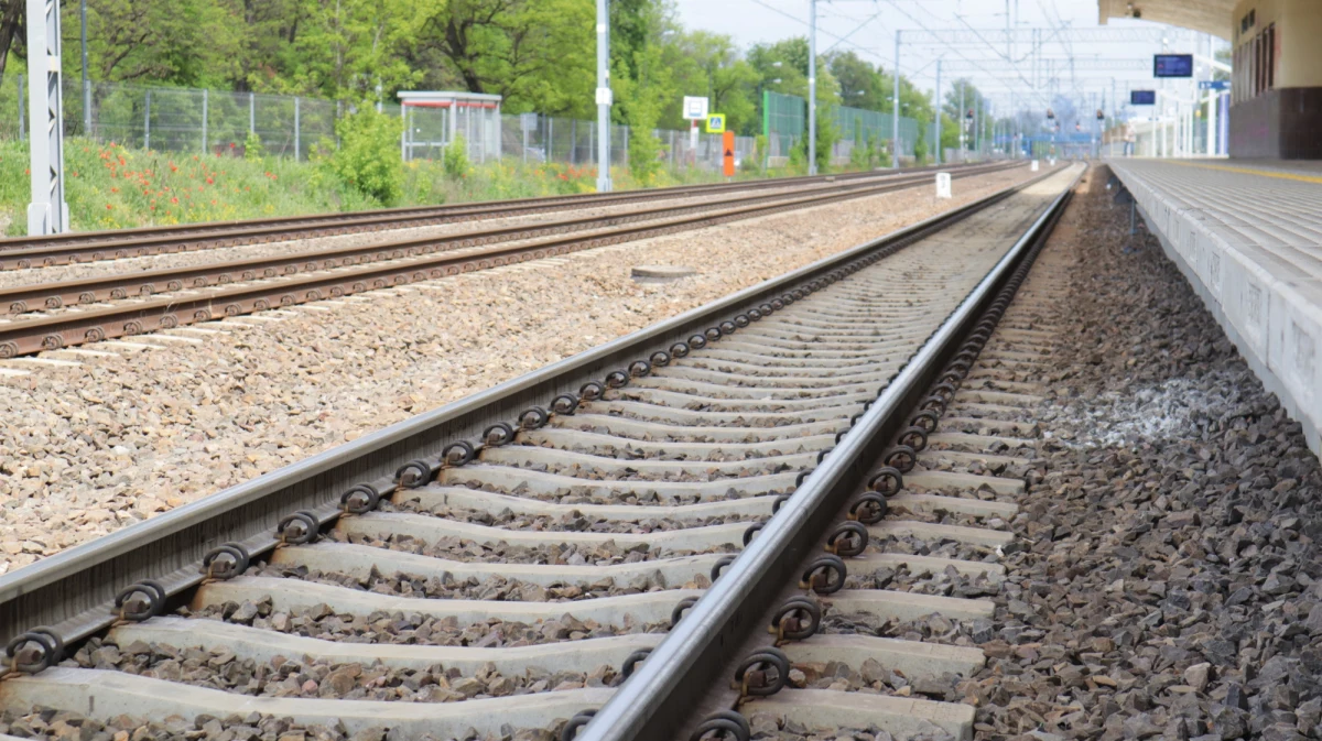 Spore utrudnienia dla pasażerów kolei na Mazowszu. Na stacji Warszawa Zachodnia doszło do awarii systemu sterowania ruchem. Podmiejskie pociągi przejeżdżające w stolicy przez ten punkt mają co najmniej pół godziny opóźnienia.