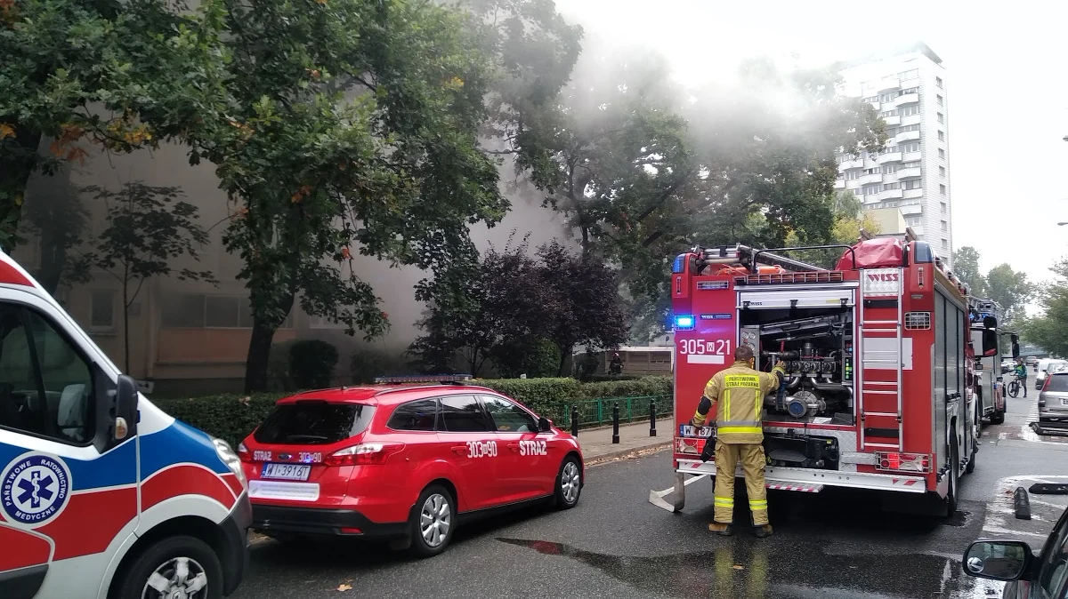 Na ulicy Fabrycznej w centrum Warszawy płonie mieszkanie na parterze bloku. Z ogniem walczyły trzy zastępy strażaków.