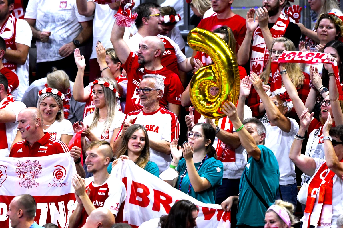 Kibice siatkówki, szykujcie się! Poznaliśmy terminarz rozgrywek półfinałowych Mistrzostwach Europy Mężczyzn 2021. W sobotę o finał Polska zmierzy się ze Słowenią, a Włochy z Serbią. Reprezentacja Polski we wtorek w świetnym stylu pokonała Rosję 3:0 i awansowała do półfinału mistrzostw Europy. 