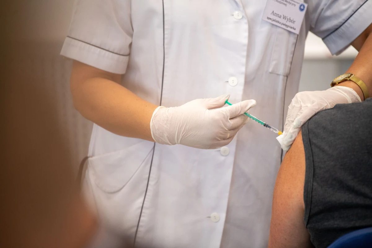 "Jako Rada Medyczna podjęliśmy decyzję o zarekomendowaniu podawania trzeciej dawki szczepionki przeciw Covid-19 seniorom, osobom z chorobami przewlekłymi oraz personelowi medycznemu" — powiedział członek tego gremium, dr Konstanty Szułdrzyński. Przypomnijmy, że od początku września przypominającą dawkę otrzymują osoby z obniżoną odpornością.