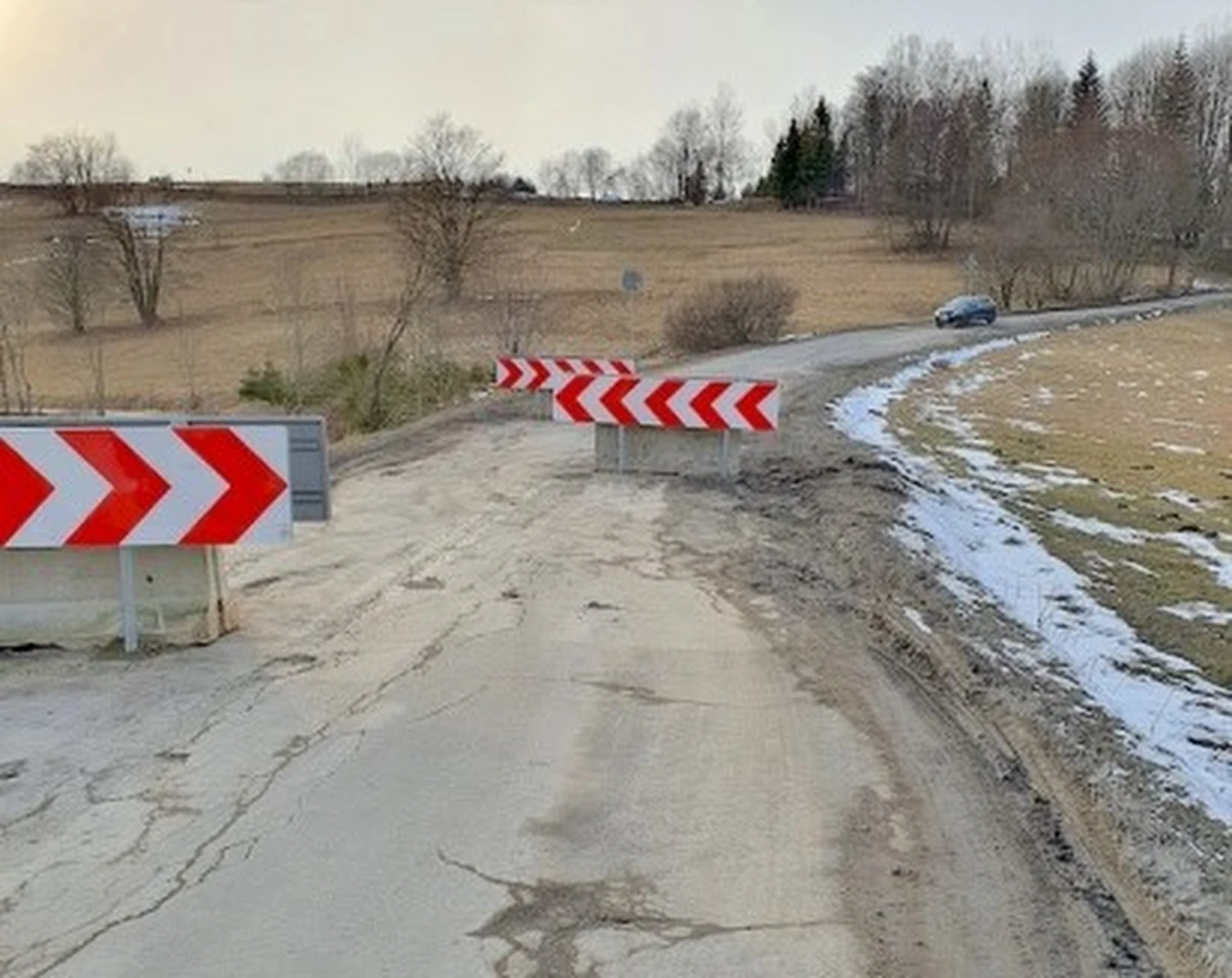 W Lalikach (woj. śląskie) rozpoczyna się remont lokalnej drogi, która została kompletnie zniszczona, gdy w tym rejonie budowano inną, nowocześniejszą trasę. Remont tej starej ma teraz kosztować ponad 3 miliony złotych.